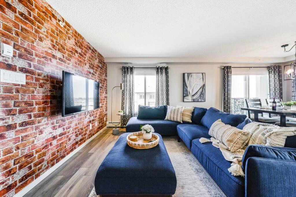 Bright Luxe Condo, Ac, Top Floor, King Bed, Balcony! Edmonton Luaran gambar