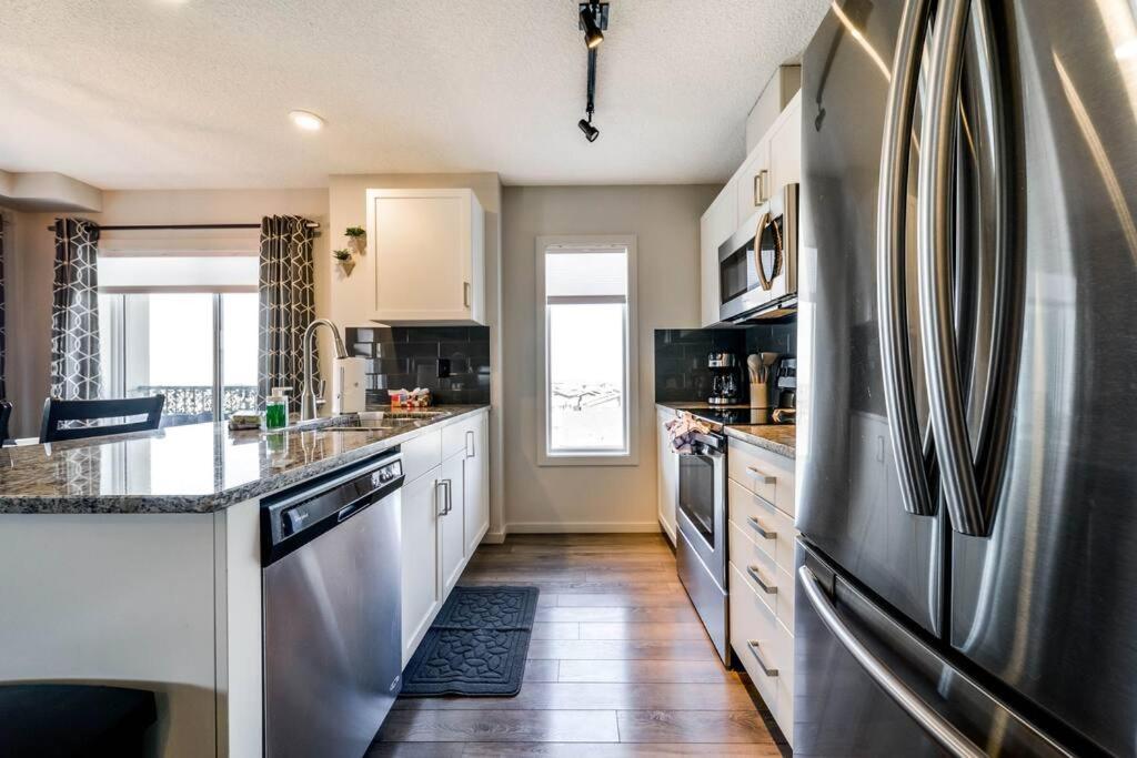 Bright Luxe Condo, Ac, Top Floor, King Bed, Balcony! Edmonton Luaran gambar
