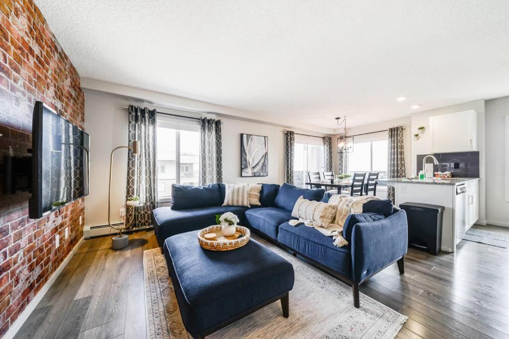 Bright Luxe Condo, Ac, Top Floor, King Bed, Balcony! Edmonton Luaran gambar