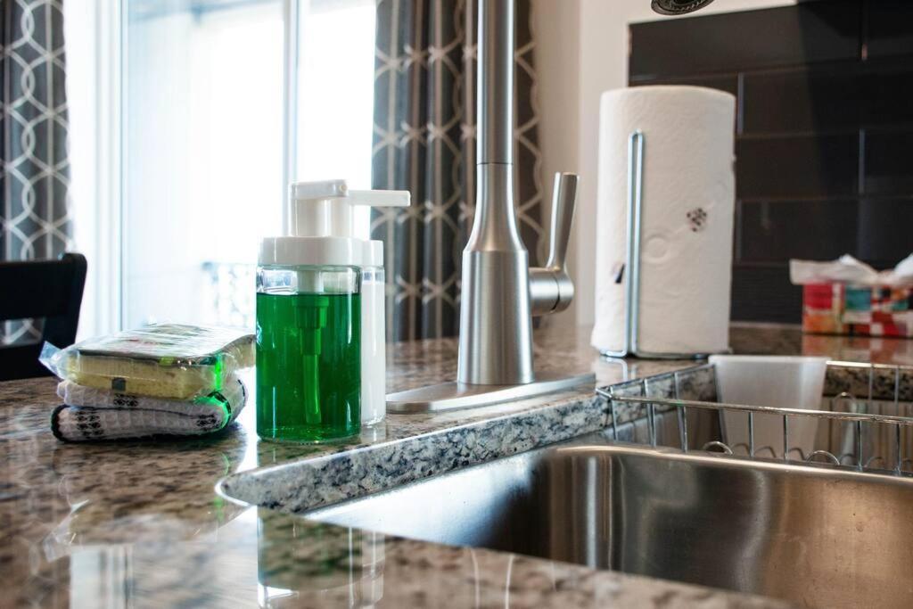 Bright Luxe Condo, Ac, Top Floor, King Bed, Balcony! Edmonton Luaran gambar