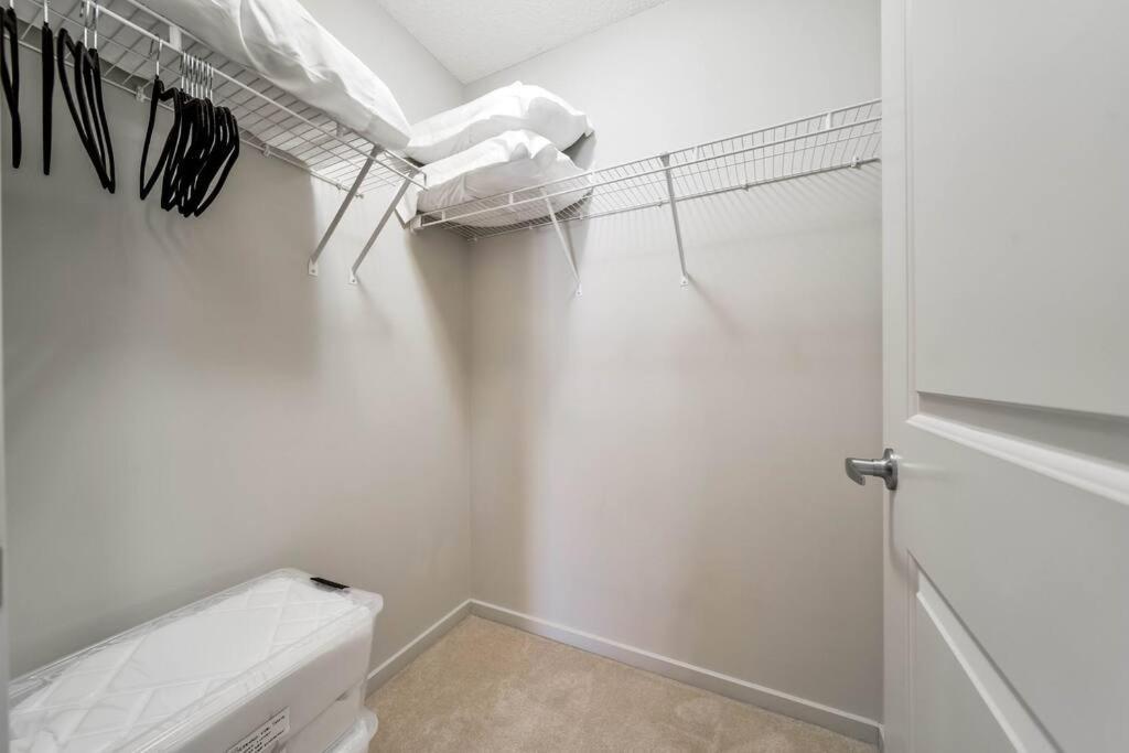 Bright Luxe Condo, Ac, Top Floor, King Bed, Balcony! Edmonton Luaran gambar