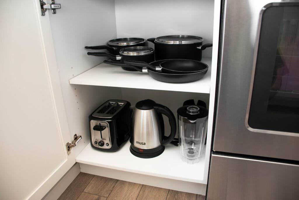 Bright Luxe Condo, Ac, Top Floor, King Bed, Balcony! Edmonton Luaran gambar