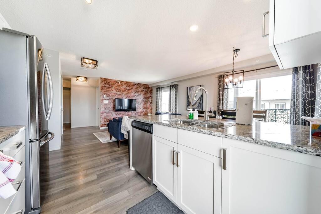 Bright Luxe Condo, Ac, Top Floor, King Bed, Balcony! Edmonton Luaran gambar