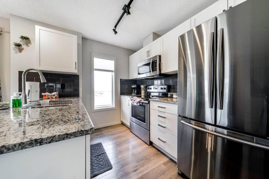 Bright Luxe Condo, Ac, Top Floor, King Bed, Balcony! Edmonton Luaran gambar