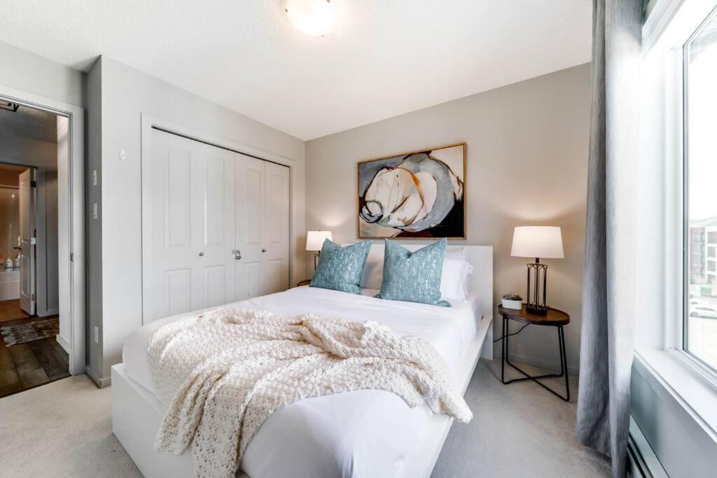 Bright Luxe Condo, Ac, Top Floor, King Bed, Balcony! Edmonton Luaran gambar