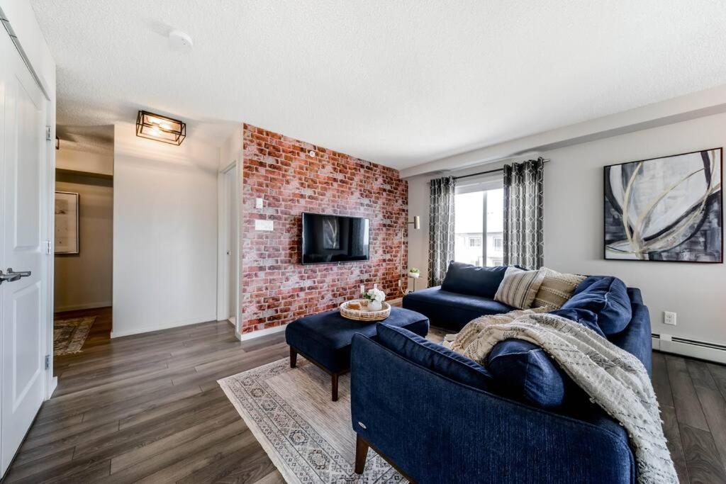 Bright Luxe Condo, Ac, Top Floor, King Bed, Balcony! Edmonton Luaran gambar