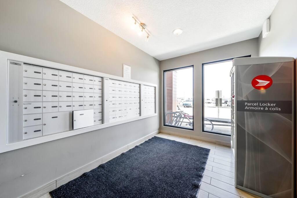 Bright Luxe Condo, Ac, Top Floor, King Bed, Balcony! Edmonton Luaran gambar