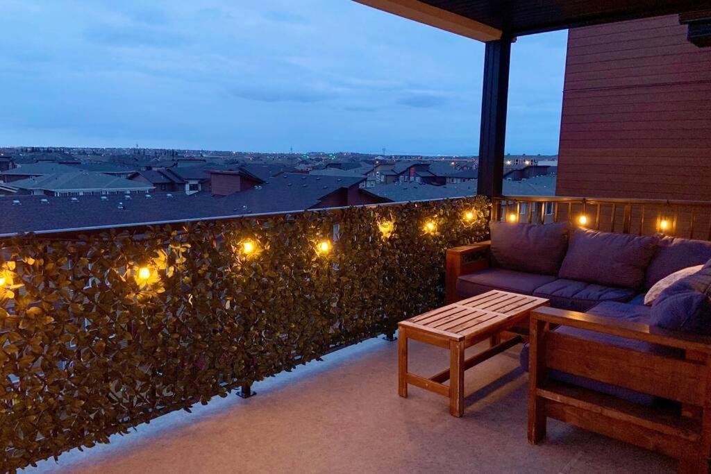 Bright Luxe Condo, Ac, Top Floor, King Bed, Balcony! Edmonton Luaran gambar