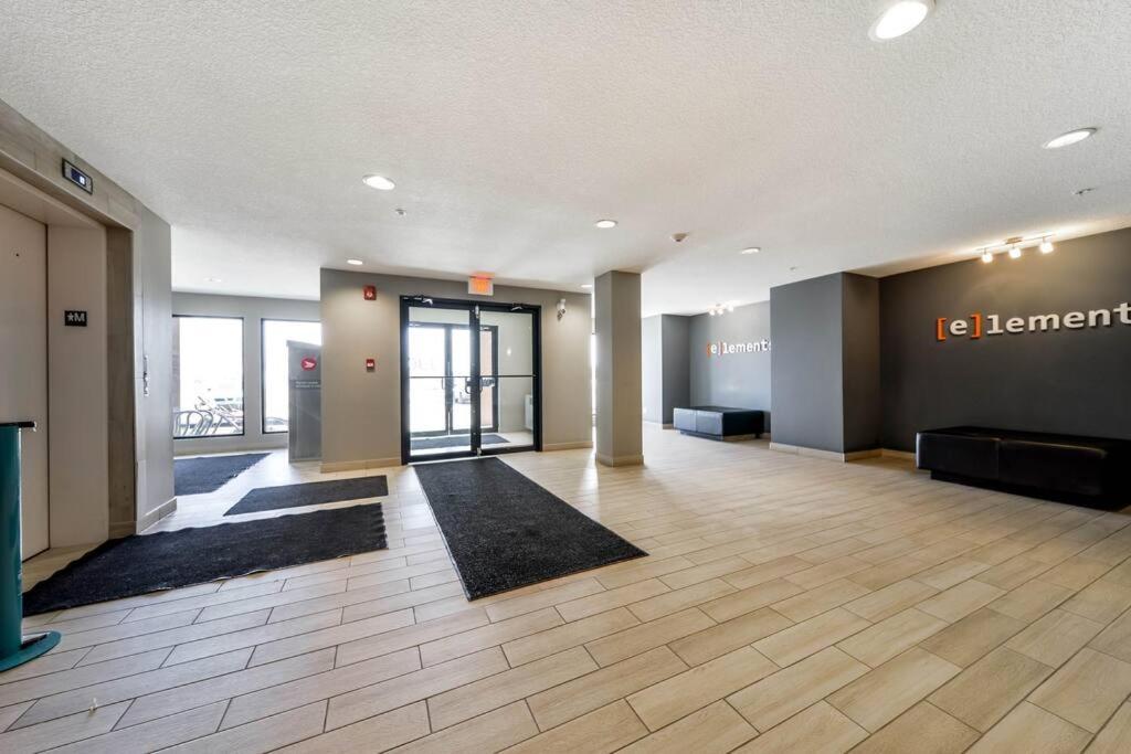 Bright Luxe Condo, Ac, Top Floor, King Bed, Balcony! Edmonton Luaran gambar