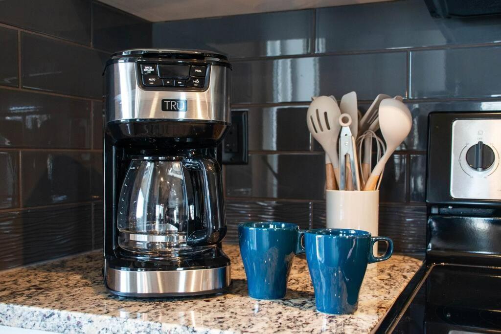 Bright Luxe Condo, Ac, Top Floor, King Bed, Balcony! Edmonton Luaran gambar